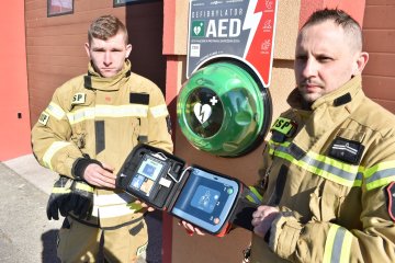 OSP Godów z defibrylatorem AED. Każdy z jego pomocą może ratować zagrożone życie