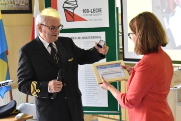 Kapitan LOT-u odwiedził szkołę w Skrzyszowie. Wręczył odznakę za krzewienie pasji do lotnictwa